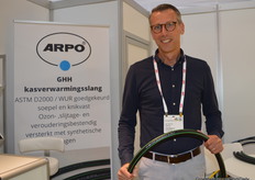 Bas Willemse (Arpo) with the new greenhouse heating hose.